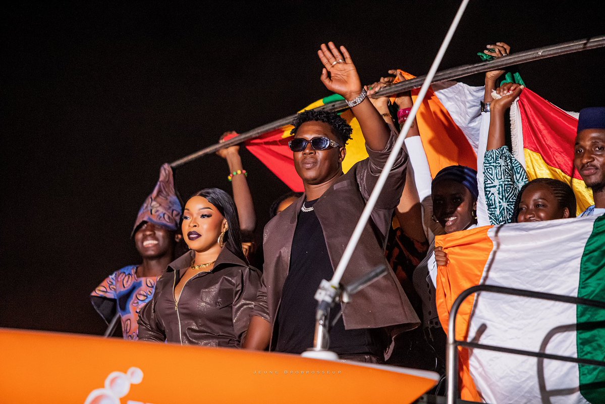 SoulBangs's tweet photo. Une entrée magistrale, des frissons et vos voix pour nous accueillir… ❤️🔥 
Ce moment du Concert de la Fraternité restera gravé dans nos cœurs ! Merci pour cet amour. 🇬🇳🤝🇨🇮
#SoulBangs #ManambaKanté #ConcertDeLaFraternité #52Semaines52Chansons https://t.co/qhGGgKy1KW