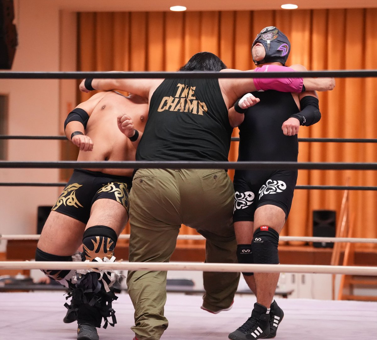 Namjunkzone's tweet photo. パワーファイターたちにテクニックで対抗するノーネーム選手。
#RAW94 https://t.co/boyv9n68Mj