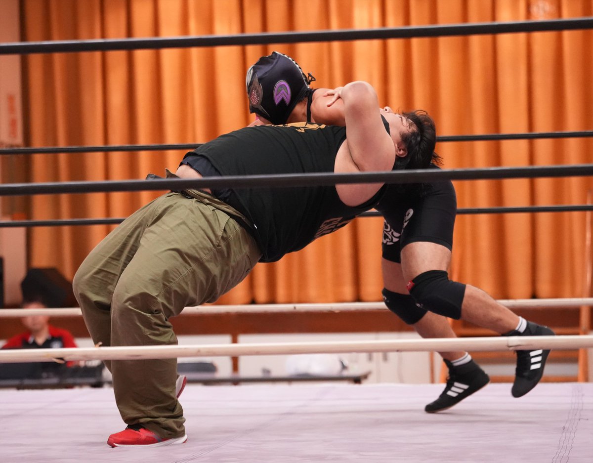 Namjunkzone's tweet photo. パワーファイターたちにテクニックで対抗するノーネーム選手。
#RAW94 https://t.co/boyv9n68Mj