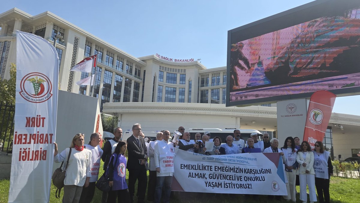 disheksen_org's tweet photo. 📢 DİŞHEK-SEN’DEN TTB’NİN EMEKLİ HEKİMLER İÇİN GERÇEKLEŞTİRDİĞİ BASIN AÇIKLAMASINA DESTEK

TTB Merkez Konseyi, TTB Emekli Hekimler Kolu ve 65 tabip odasının ortak imzasıyla, Sağlık Bakanlığı önünde gerçekleştirilen basın açıklamasına DİŞHEK-SEN olarak katıldık.

Emeklilikte yaşanan gelir ve hak kayıpları yalnızca bugünün emekli hekimlerinin değil, çalışan tüm hekimlerin geleceğini ilgilendiren ortak bir sorundur.

DİŞHEK-SEN olarak hekimlerin emeklilikte emeklerinin karşılığını aldığı, güvenceli ve onurlu bir yaşam sürdürebildiği bir sistem için mücadeleyi destekliyoruz.
@disheksen_org 
@ttborgtr 

✅ DİŞHEKSEN faaliyetlerini incelemek ve üye olmak için
🔗 https://t.co/uXTsEApaRM