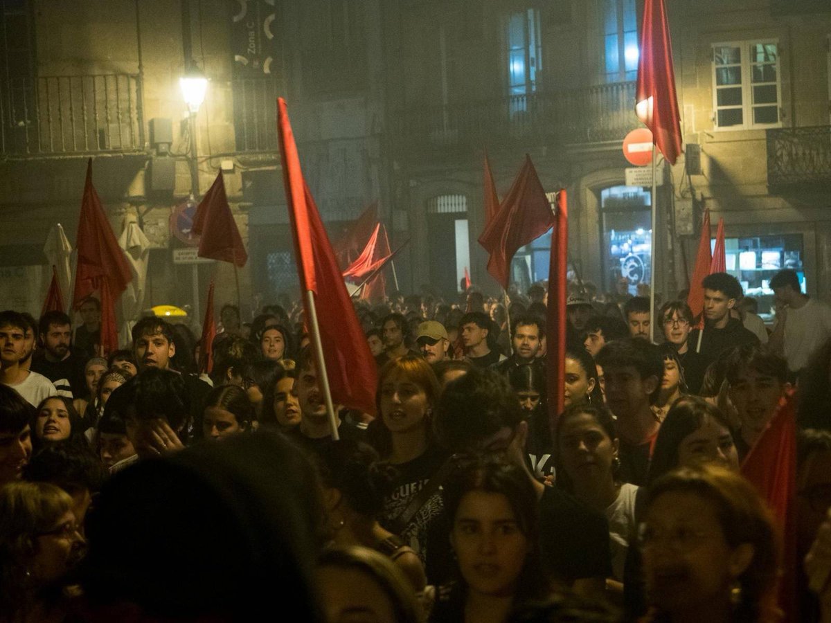 j_seijo's tweet photo. Onte miles de mozas saíron ás rúas de Compostela para demostrar que existe unha alternativa política á despolitización, á tutelaxe da socialdemocracia e ás saídas reaccionarias do capitalismo. Aínda queda esperanza, é momento de loitar 🚩🔥 https://t.co/NxZUsmsYqJ