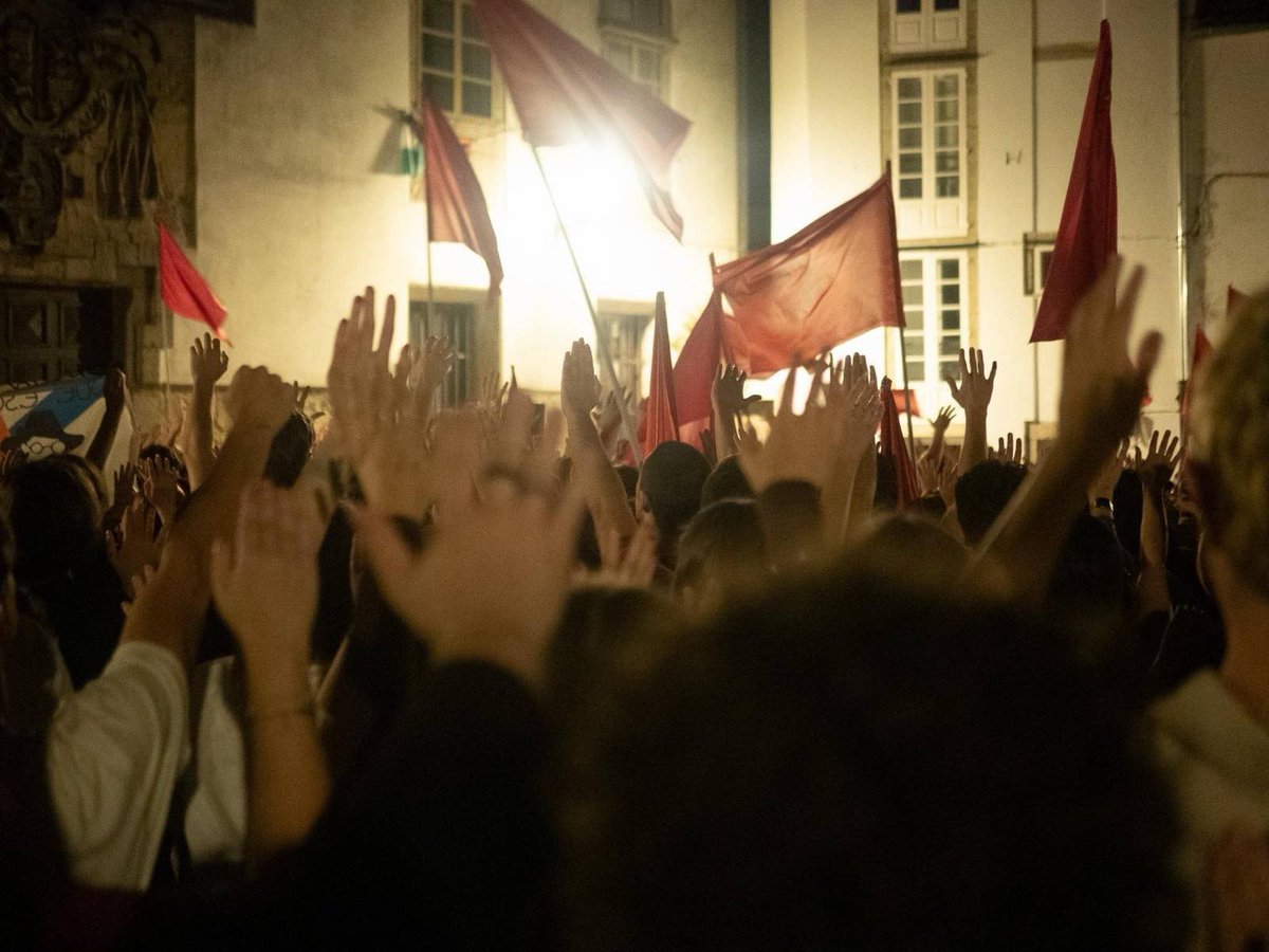 j_seijo's tweet photo. Onte miles de mozas saíron ás rúas de Compostela para demostrar que existe unha alternativa política á despolitización, á tutelaxe da socialdemocracia e ás saídas reaccionarias do capitalismo. Aínda queda esperanza, é momento de loitar 🚩🔥 https://t.co/NxZUsmsYqJ
