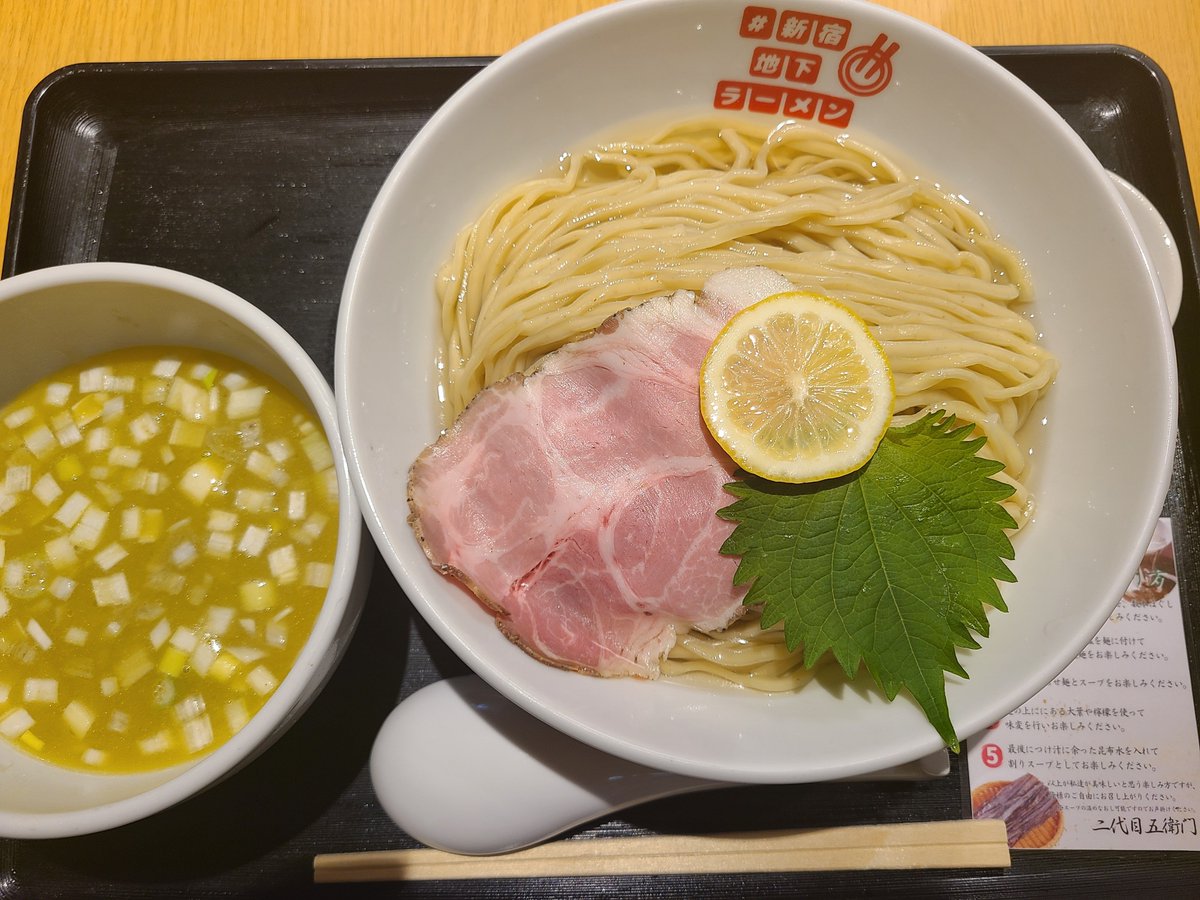 HIRO_jund's tweet photo. 今日の新宿地下ラーメンは二代目五衛門の昆布水つけ麺 牡蠣大盛り
昆布水に浸かった麺美味しいのと付いてた鯛出汁の塩が美味しくてスープ使わずに結構麺を啜ってしまった
スープもしっかり牡蠣で美味しいし、昆布水で割って最後まで美味しくいただきました！ https://t.co/LhC1zydp6q