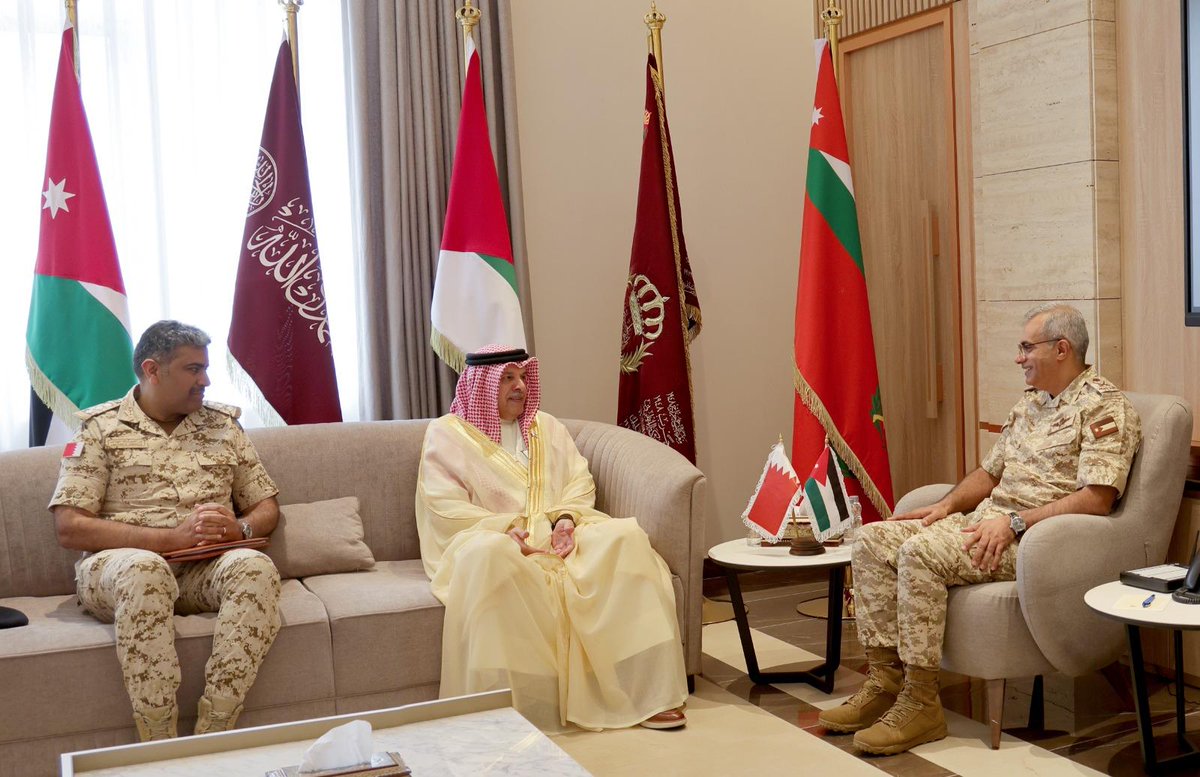 BahrainEmbJO's tweet photo. قام سعادة السفير الشيخ خليفة بن عبدالله بن حمد آل خليفة، يرافقه العقيد الركن الدكتور ابراهيم سعد البوعينين الملحق العسكري، بزيارة  عطوفة اللواء الركــــن مجدي محمد حماد الحراسيس رئيس هيئة الأركان المشتركة في المملكة الأردنية الهاشمية  الشقيقة. https://t.co/5jTZ02zwXr