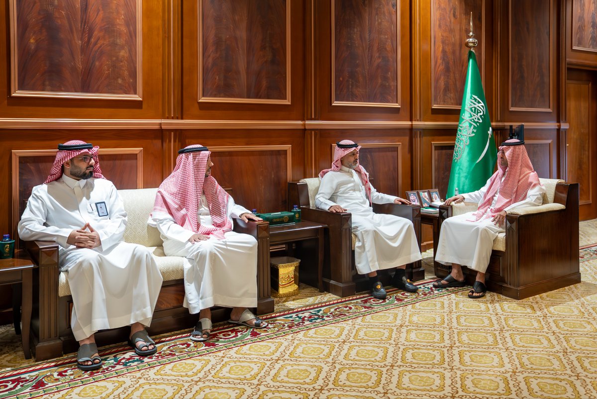 emara_hail's tweet photo. سمو #نائب_أمير_منطقة_حائل يدشّن حملة التطعيم ضد الإنفلونزا الموسميّة بالمنطقة التي ينفذها تجمع حائل الصحي تحت شعار "لايفوتك الموسم" بحضور الرئيس التنفيذي للتجمع ومدير عام فرع وزارة الصحة بالمنطقة، منوّهاً سموه بدعم القيادة للقطاع الصحي وحرصها على رفع مستوى جودة الخدمات المقدمة. https://t.co/iLNHpBA8bU
