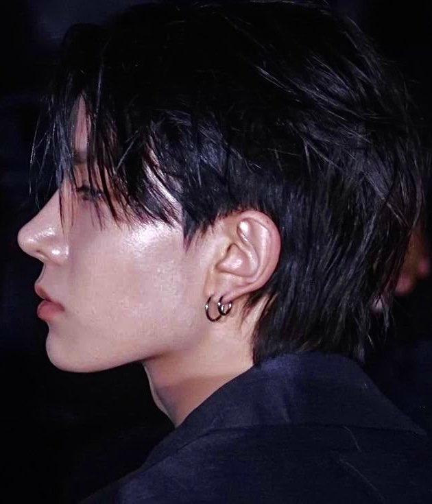 heeiov's tweet photo. the kind of side profile you'd go to war for https://t.co/rCOcDzbcLN
