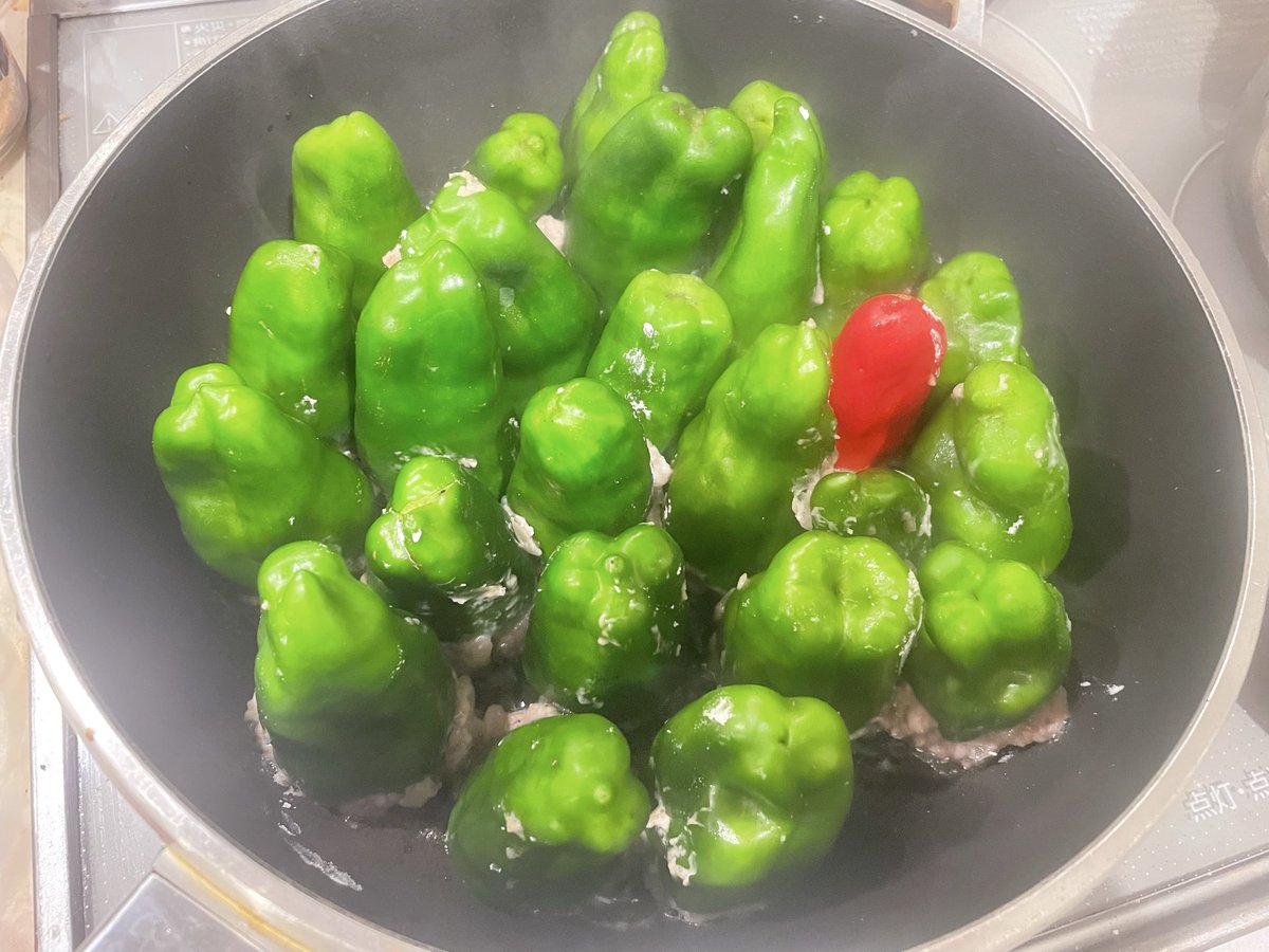 chocozuki3710's tweet photo. 我が家のピーマンの肉詰め時短術！
ピーマンは切らずにヘタを取って肉を詰め、縦に置いて焼くだけ。
ここでオールパンが大活躍🍳蓋をすれば中までしっかり火が通るし、一度に大量に作れます！
手間を減らしつつ、美味しいものが食べられるので本当におすすめです😋

#私がやってる時短術
#famm https://t.co/vzOeg00u90