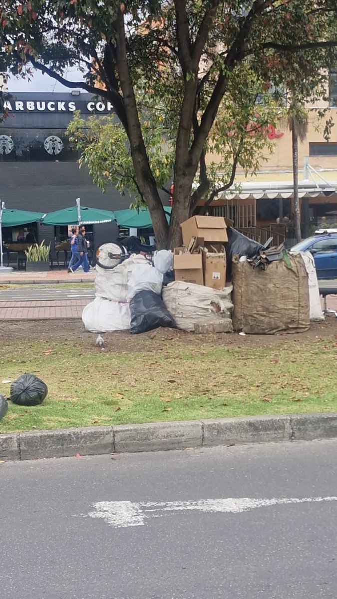 MichaelSegCD's tweet photo. Cambuches , drogas, basuras en eso dejaron que se convirtiera la 116 con 17 la administración de Galán, a mí me sorprende como tuvieron la capacidad de pedirle más impuestos a los bogotanos , pero les quedó grande recuperar este punto de Bogotá @Uaesp @CarlosFGalan https://t.co/qrXzLS80yZ