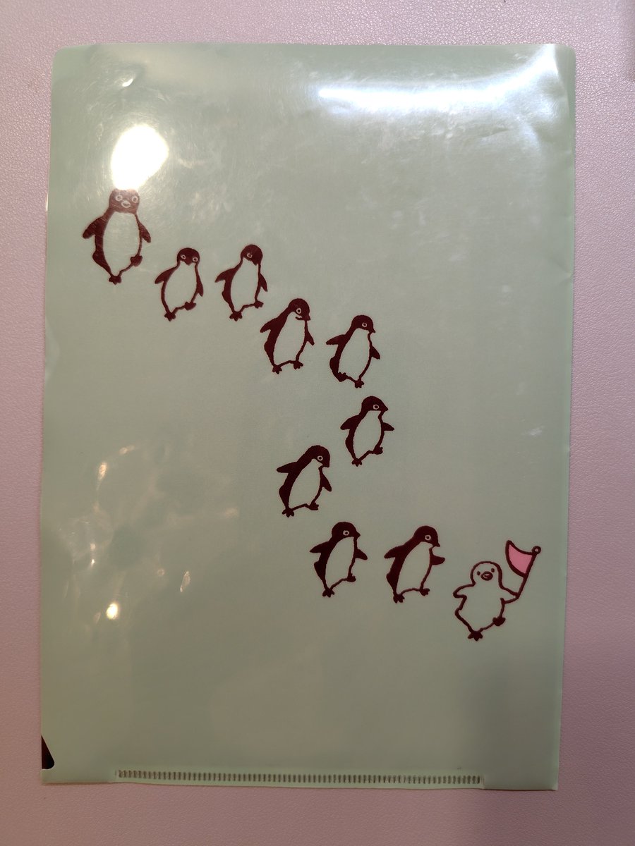 educareroom's tweet photo. 裏もたくさんのアデペン行進で可愛いよ🥰普段使っているので古くなっていてスマホ😂🐧 https://t.co/xYIPfBcgwe