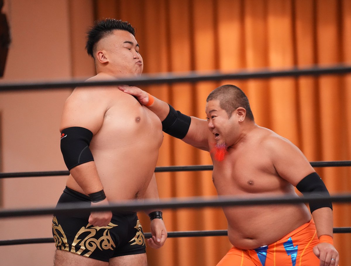 Namjunkzone's tweet photo. ハミ選手とチョップを打ち合う藪木選手。
逆エビのカットに入った牛久選手ともやりあう。
#RAW94 https://t.co/VjbxpgsWHA