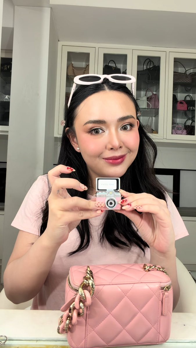 isabellafosho's tweet photo. abis nonton amanda manopo bikin what's in my back dengan tas mungil imutnya ituu

salfok sama kamera cimit ini kirain cuma keychain, taunya bisa nyala beneran 😭 https://t.co/IVMDB1jkdj