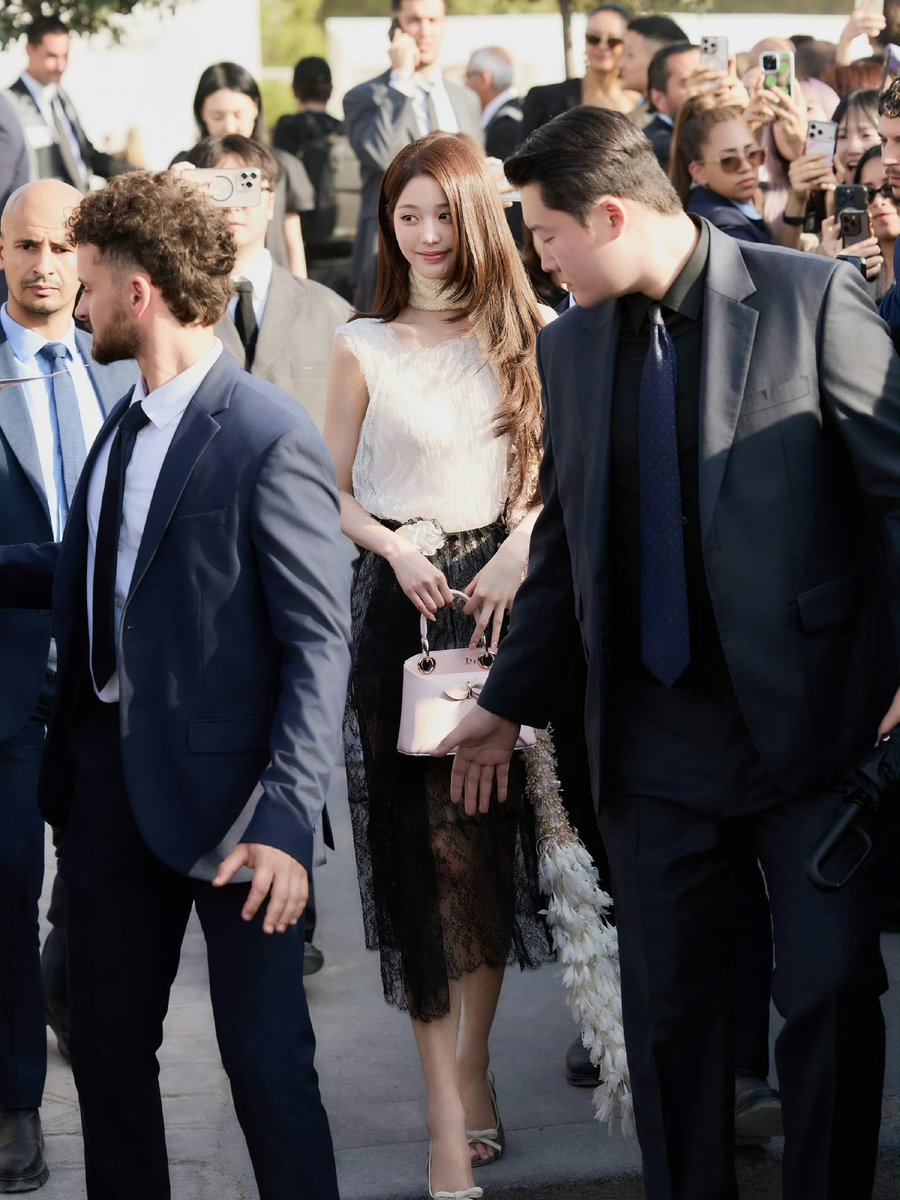 Jwyezt's tweet photo. Her first Dior show day in Paris. Wonyoung blends her unique luminous charm with Jonathan Anderson’s poetic Dior vision, absolutely breathtaking 🖤

#JANGWONYOUNG
#WONYOUNG
#WonyoungDiorSummer27
#DiorSummer27 @Dior https://t.co/0nz5lYdyIr