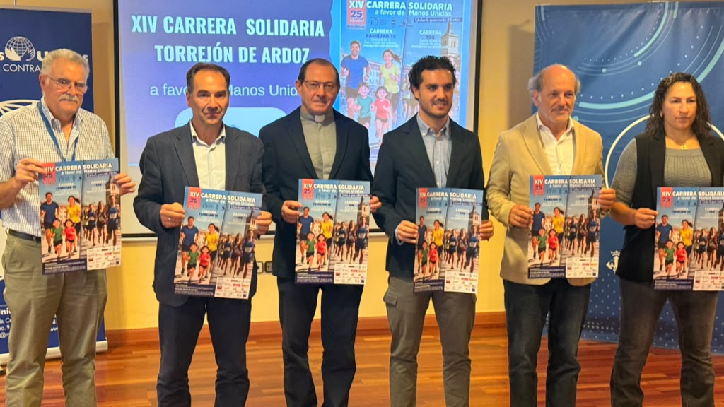 fempcomunica's tweet photo. 🏃‍♀️🏃‍♂️ ¡45 años de #FEMP que se celebran de manera distinta!

📍 El domingo 25 de octubre, @Ayto_Torrejon acoge la #GranCarreraporelOlimpismo, una cita deportiva, solidaria y abierta a la ciudadanía. 💙

🏅 Dos modalidades, un mismo objetivo:

 🔹1 km familiar. 9:30 h. Todas las edades. Inscripción mediante donación.
 🔹10 km. 10:00 h. Mayores de 16 años. Inscripción online. 

🤝 Y, además, por una buena causa: la recaudación se destinará a @ManosUnidasONGD para contribuir a la lucha contra el #hambre y la #desigualdad.

Porque correr también es encontrarnos, cuidar nuestra salud, participar y ser solidarios.

📅“Una carrera popular puede ser mucho más que una actividad deportiva. Puede convertirse también en un espacio de encuentro y en una forma de movilizar a la ciudadanía en torno a grandes retos colectivos. En este caso, frente al hambre y la desigualdad”.

👉 ¿Te apuntas?

https://t.co/WCJggOcPSq