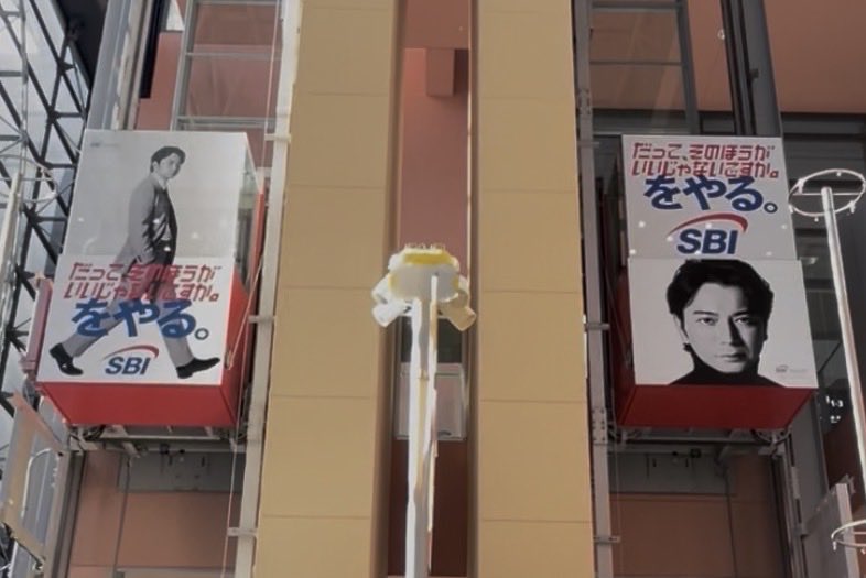 Enjoy_jun_MJC's tweet photo. やっぱり動く潤くんに会いたくて関空へ行ってきました！映り込みを避ける様に端から端、1階から4階へ…4カ所8機のエレベーターを追いかけて右往左往😂だって、そのほうがいいじゃないですか。おかげで潤いました✨

#松本潤 #SBI https://t.co/ZQJr1iJR0H