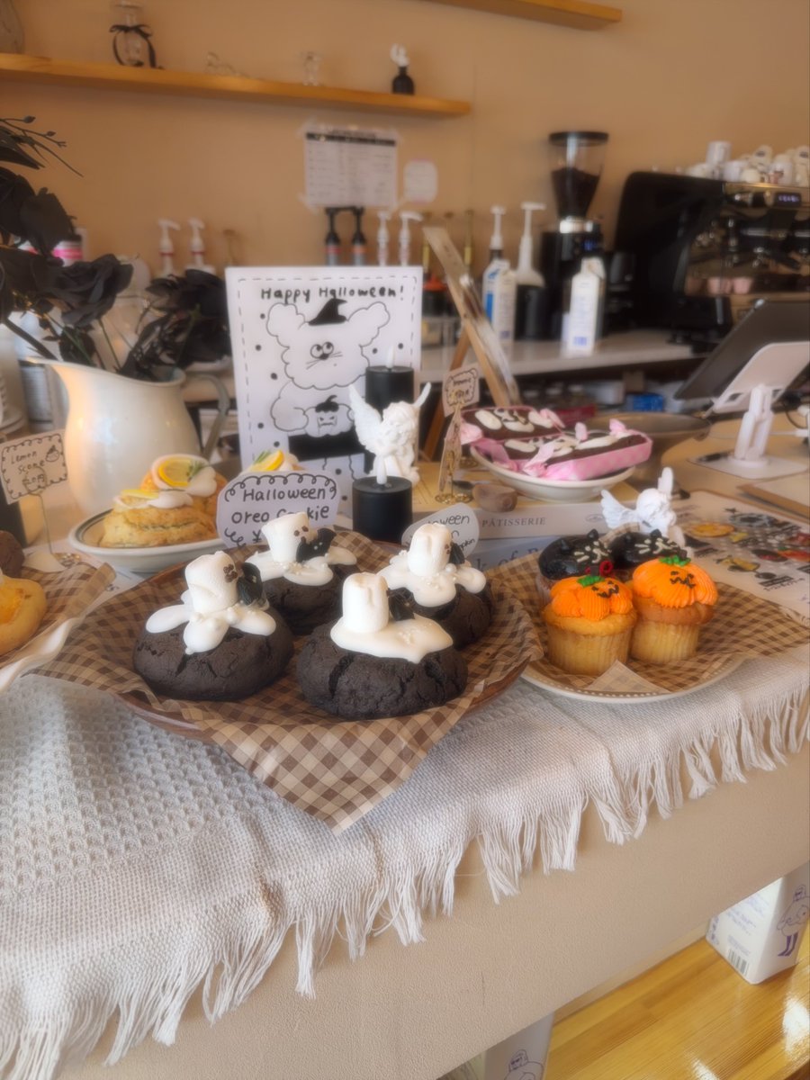 like_butter__'s tweet photo. フリフリワンピにスウェットをレイヤードしてカフェ巡り*.+ﾟ
店内はハロウィン仕様で可愛かった👻

#日常垢 #日常垢さんと繋がりたい #日常 #お洒落さんと繋がりたい #カフェ https://t.co/uFfcesj0Cu