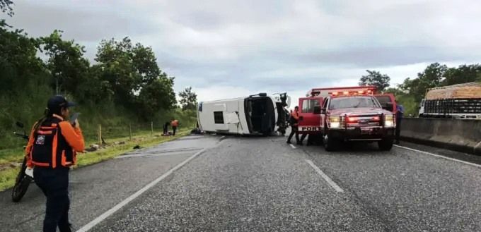 ElNacionalWeb's tweet photo. #6Oct | 🚨 Una de las personas vinculadas al asesinato en Perú de la comunicadora y candidata regional Susy Alponte, conocida como la China Polo, murió en un accidente de autobús en Guanare, estado Portuguesa.

🇻🇪 La fallecida fue identificada como Alexandra Toro Montezuma, quien presuntamente integraba el grupo que acompañó al sicario Luis Obispo Díaz en el crimen. En el accidente también murió su hija menor de edad, mientras su pareja, Adrián Azuaje Solís, señalado como organizador del atentado, resultó gravemente herido.

📸 @VersionFinal

🔗 Más detalles en https://t.co/9v1OiMeWHd