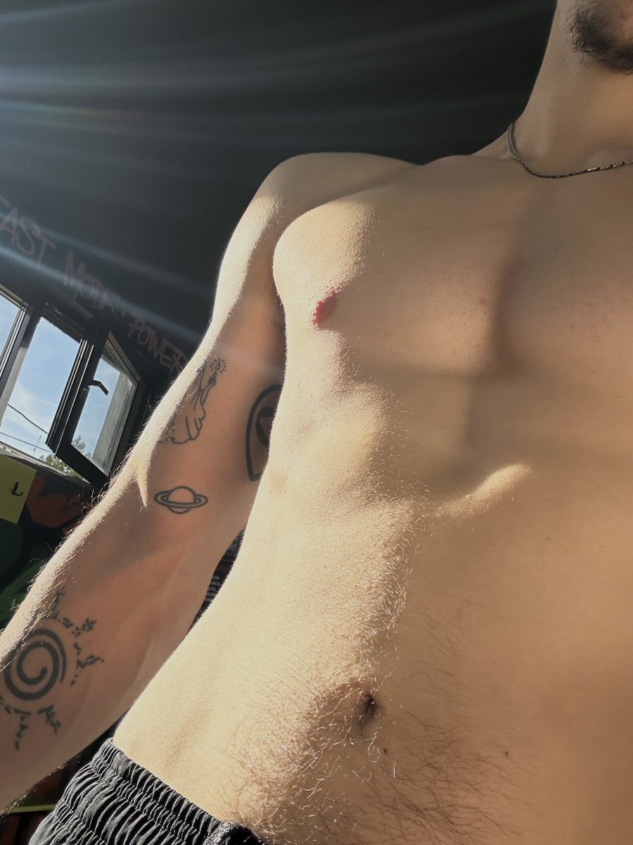 gonnin66's tweet photo. And oop the shirts gone.. https://t.co/86uzhOfPiv