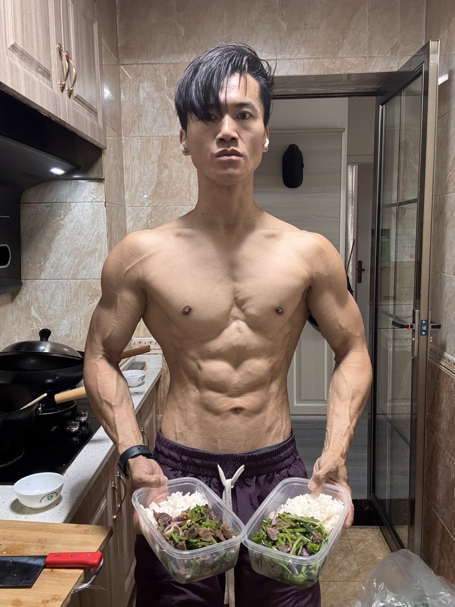 LongGuang142388's tweet photo. @luoleiorg 你只需要自己按照碳蛋脂比例做饭，然后去健身房撸铁 https://t.co/mDCObds7qL