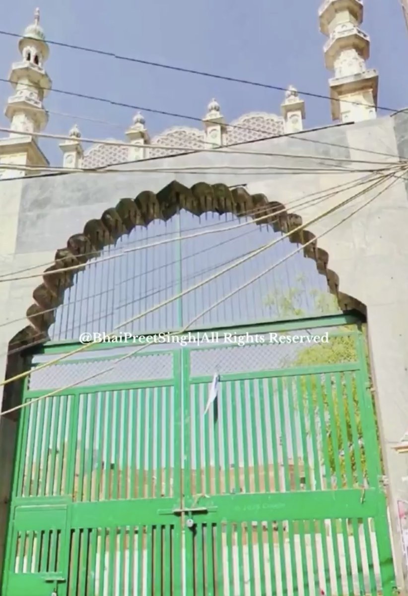 swati_gs's tweet photo. ANOTHER IMPACT

In a really shocking case of land grab, a Qabristan-Idgah-Dargah has been raised over a whopping 2,55,000 square feet of govt land in Delhi's Mustafabad 

Nobody noticed or acted, until @BhaiPreetSingh  researched and went to court with evidence 

Today, after a hearing, notices have been issued to the Dargah, Idgah, Karbala and Qabristan committees, along with various Delhi govt departments 

The land in question is a water body at Khasra no 368/1 in village Mustafabad - 28 Bigha 2 Biswa parcel

Heroes of the day - @BhaiPreetSingh @VikasNagwan @adumeshsharma 

Fight for truth has officially begun. Illegal structures will be razed - no matter how aggressively communal forces deploy 'under threat' propaganda

We will expose as well as defeat the land mafia in courts

@sewanyaya  
@RashtraJyoti