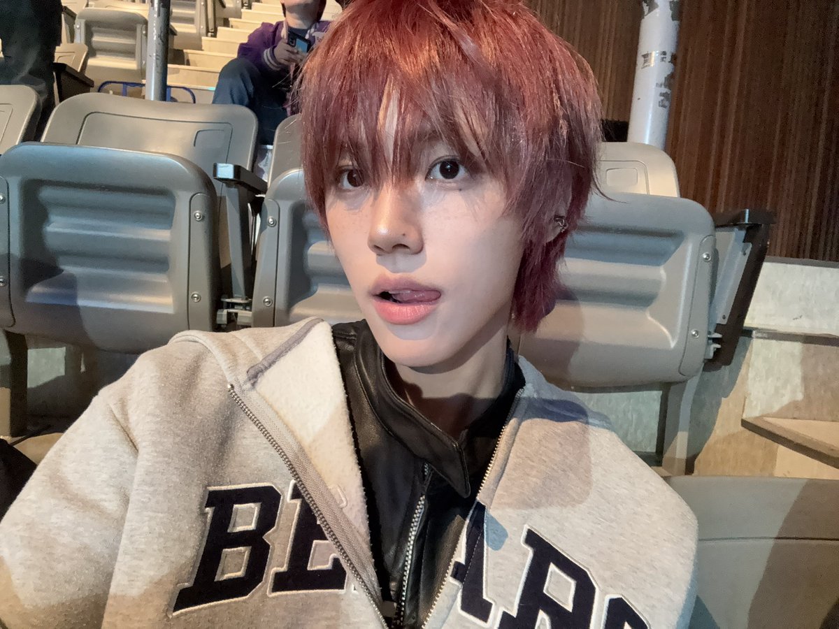 CRAVITY_twt's tweet photo. 우리 러비티 덕분에 1위도 해보고 너무너무 감사해요 이번 활동 이렇게 행복하게 할 수 있어서 너무 기뻐:) 남은 활동도 잘 부탁할겡 라뷰💕
#성민 https://t.co/6iG9Bzt6KK