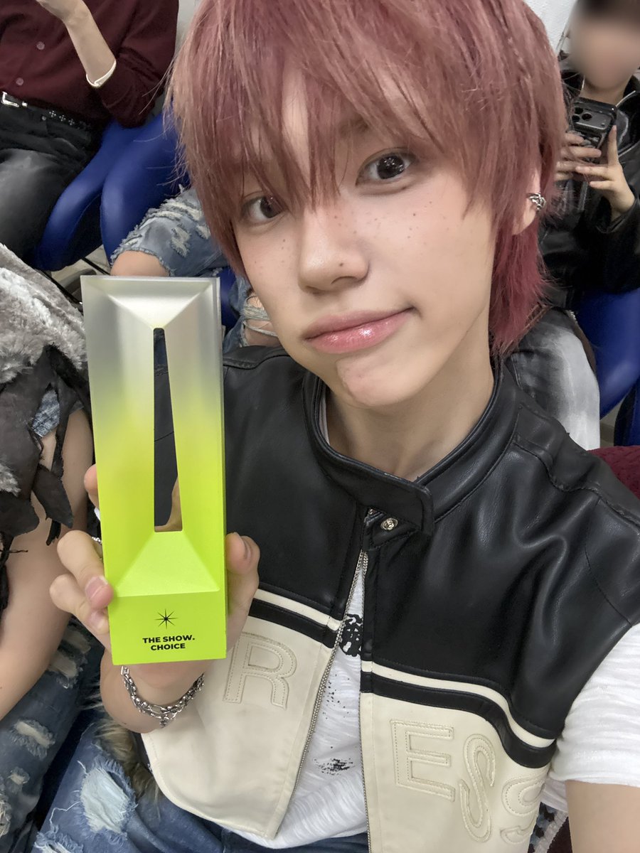 CRAVITY_twt's tweet photo. 우리 러비티 덕분에 1위도 해보고 너무너무 감사해요 이번 활동 이렇게 행복하게 할 수 있어서 너무 기뻐:) 남은 활동도 잘 부탁할겡 라뷰💕
#성민 https://t.co/6iG9Bzt6KK