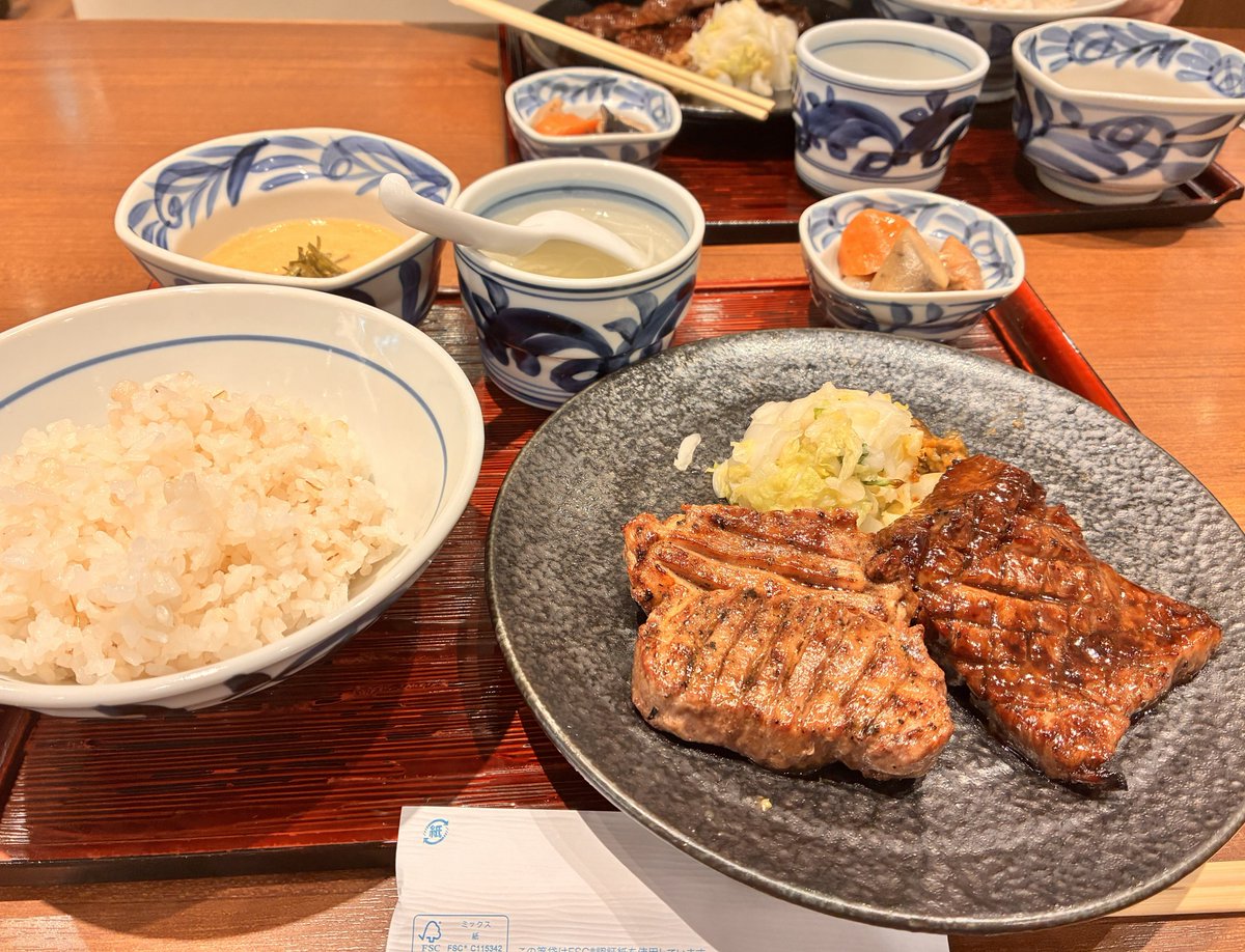 docosanpo's tweet photo. 中心部の“ほんのりピンク色”が気になり検索🔍

牛タン専門店の和牛でしたが 良いのかしら… https://t.co/kjKG3Je872
