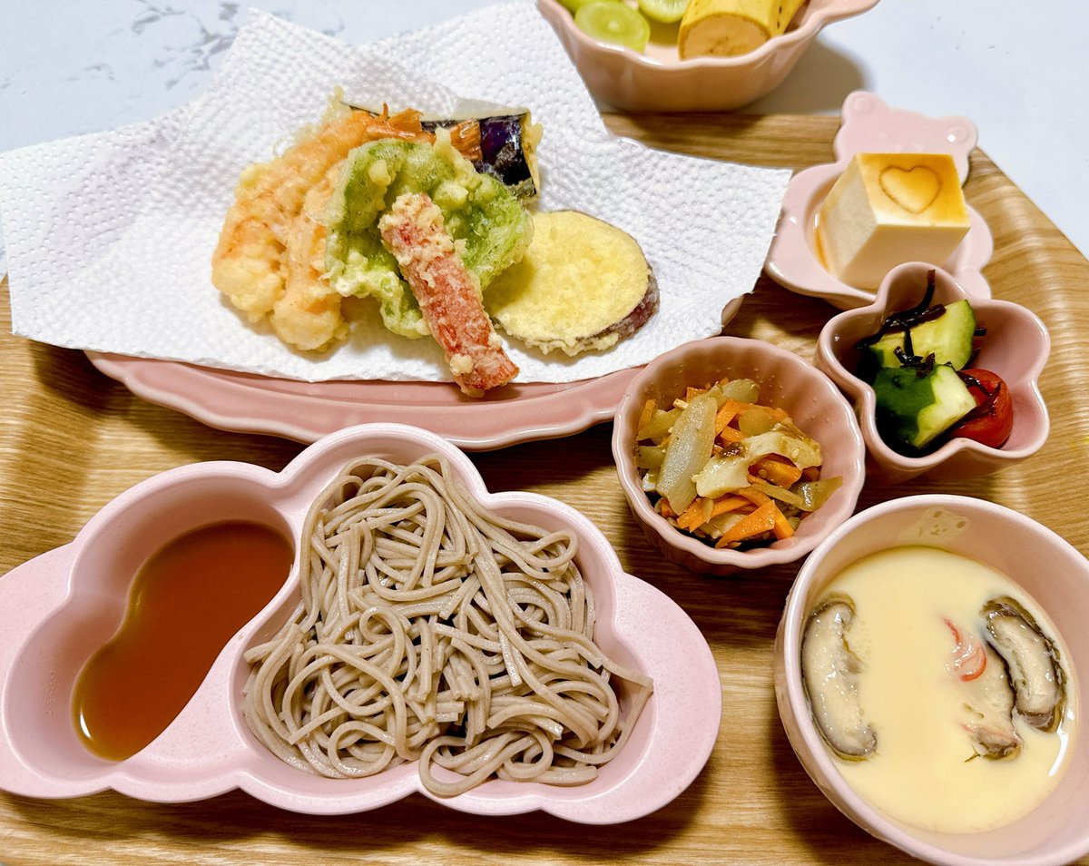 amu69dn's tweet photo. 今日の娘のご飯₍  .  ̫. ₎◞🍤
天ぷら、そば、ちくわ入りきんぴらごぼう、茶碗蒸し、きゅうりとトマトの塩昆布和え、冷奴、フルーツ🎀

2歳の食事量って一般的にどの程度？？🤔
#料理記録 https://t.co/spCGeokDKN