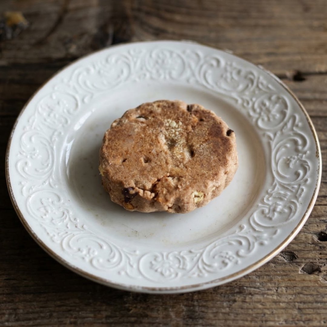 ohisamabakery's tweet photo. 🇬🇧 ウェルシュケーキ
〜アーモンド＆チョコレート〜

少し涼しくなった10月の午後。

紅茶を淹れて、まずはファッジをひと粒。
ほろっとほどける甘さのあとに、ウェルシュケーキをひと口。

香ばしいカカオ生地に、アーモンドとチョコレートを合わせています🍫 https://t.co/9qyDOBuGOn