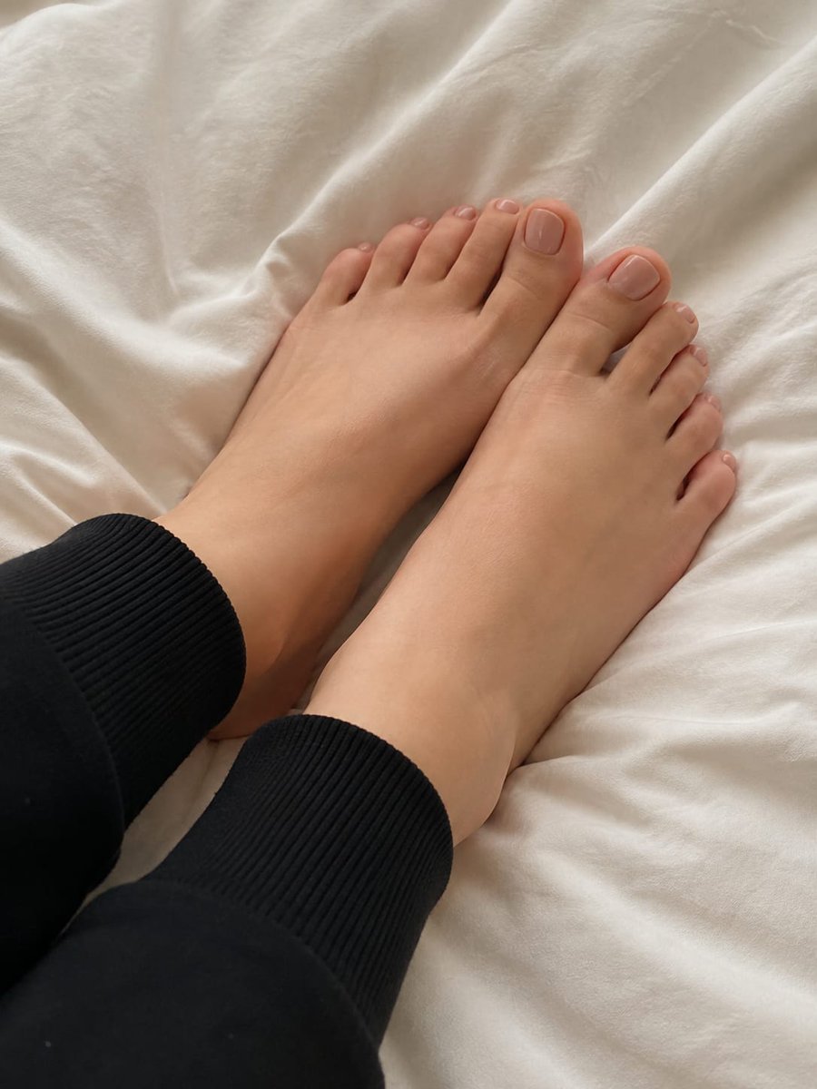 VelvetSoles318's tweet photo. 🌙 Soft light, soft moments.
Just getting started… 🖤👣 https://t.co/xOGEY6XiFc