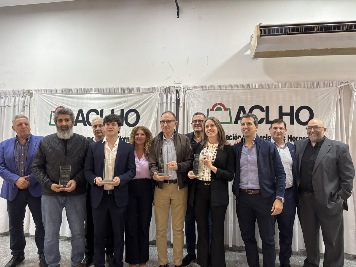 RecavarrenO's tweet photo. ¡Felices 65 años @aclho137ok! 🥂 Participamos del brindis de esta gran institución que acompaña al sector comercial y productivo de #LosHornos.

Gracias por impulsar la actividad local, estar cerca de la comunidad y sumar a nuestra ciudad con tanto compromiso. https://t.co/czZabU1yE9