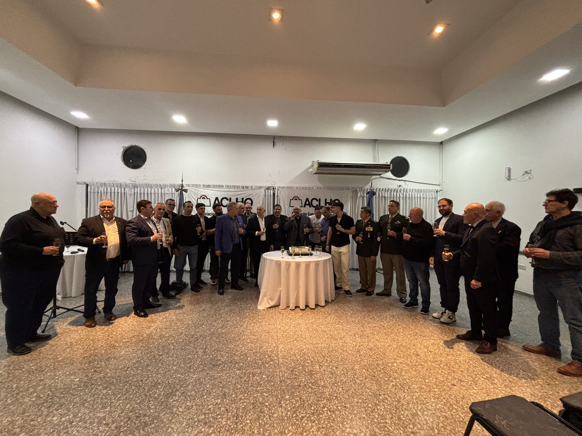 RecavarrenO's tweet photo. ¡Felices 65 años @aclho137ok! 🥂 Participamos del brindis de esta gran institución que acompaña al sector comercial y productivo de #LosHornos.

Gracias por impulsar la actividad local, estar cerca de la comunidad y sumar a nuestra ciudad con tanto compromiso. https://t.co/czZabU1yE9