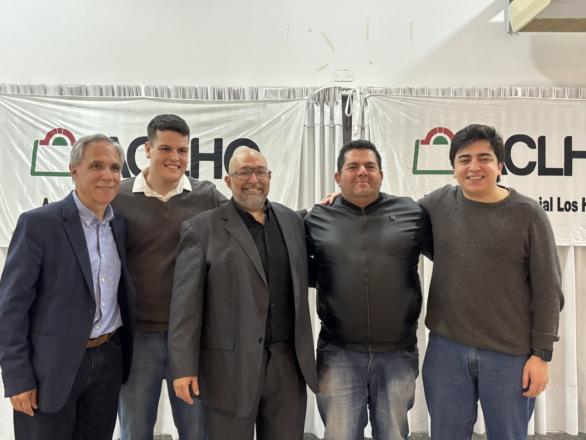 RecavarrenO's tweet photo. ¡Felices 65 años @aclho137ok! 🥂 Participamos del brindis de esta gran institución que acompaña al sector comercial y productivo de #LosHornos.

Gracias por impulsar la actividad local, estar cerca de la comunidad y sumar a nuestra ciudad con tanto compromiso. https://t.co/czZabU1yE9