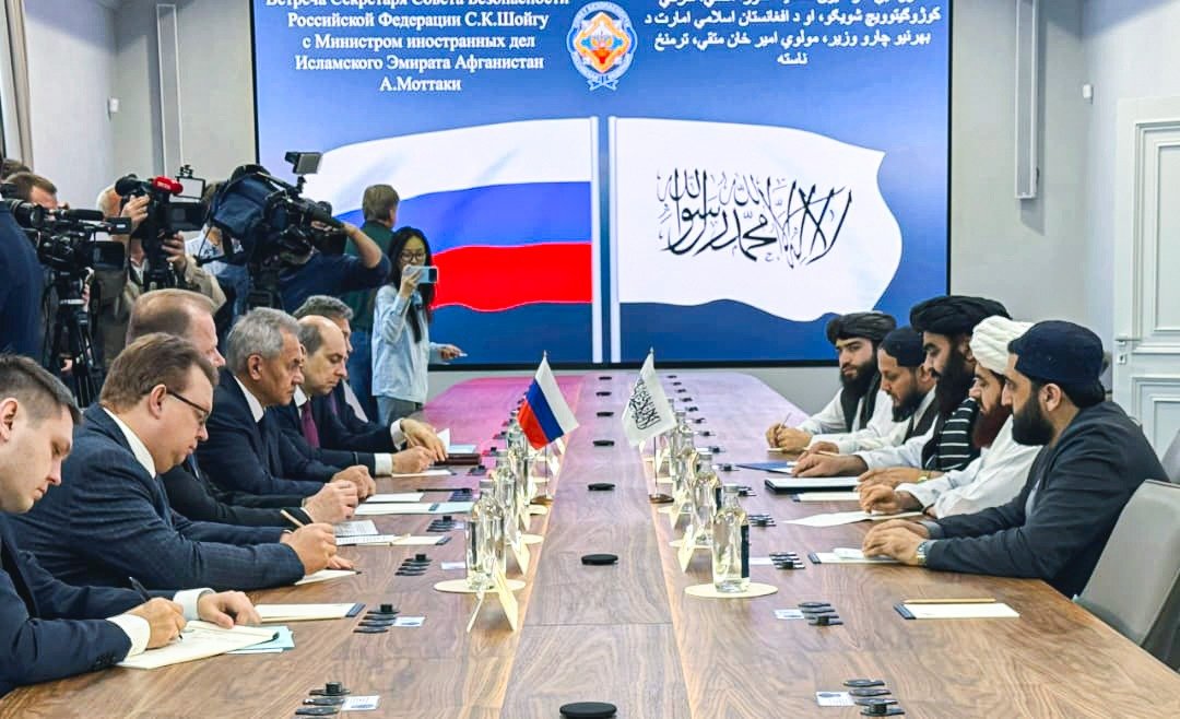 MoFA_Afg's tweet photo. د ا.ا.ا د بهرنیو چارو وزیر مولوي امیر خان متقي د روسیې د امنیت شورا له منشي ښاغلي سرګي شویګو سره وکتل.

په دې لیدنه کې د افغانستان او روسیې د اړیکو، سیمه‌ییز امنیت، د نشه‌يي توکو پر وړاندې د مبارزې، او د دواړو هېوادونو ترمنځ د امنیتي همکاریو په اړه خبرې وشوې. https://t.co/TOS3T5Od15