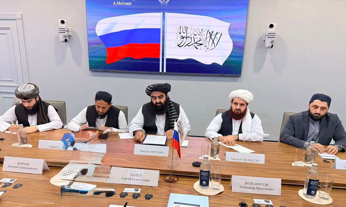 MoFA_Afg's tweet photo. د ا.ا.ا د بهرنیو چارو وزیر مولوي امیر خان متقي د روسیې د امنیت شورا له منشي ښاغلي سرګي شویګو سره وکتل.

په دې لیدنه کې د افغانستان او روسیې د اړیکو، سیمه‌ییز امنیت، د نشه‌يي توکو پر وړاندې د مبارزې، او د دواړو هېوادونو ترمنځ د امنیتي همکاریو په اړه خبرې وشوې. https://t.co/TOS3T5Od15