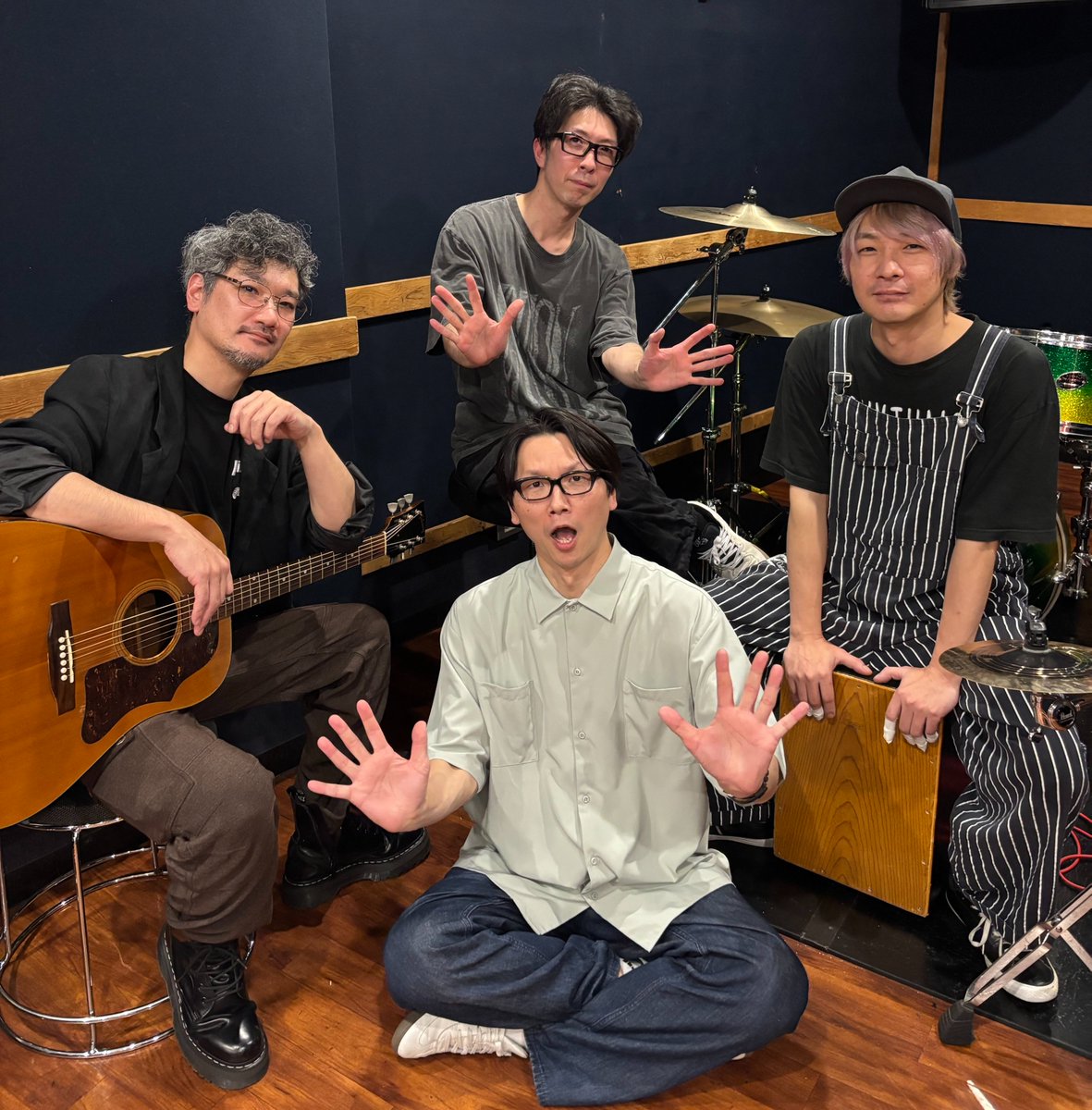 monobright_mo's tweet photo. 公式Instagramでの生配信、
ありがとうございました⚡️

本日はメンバー全員でお届けしました💥

「君だってパイオニア」「紅色 ver.2」
生演奏はいかがでしたか❓👀

対バンツアー『SECOND PRIMAL』も遂に終盤。
ぜひ会場でファイナルを見届けてください❤️‍🔥

さらに、このあと24時配信❗️
新曲「たわむれ」もお楽しみに。
https://t.co/Sjh5OHqpal