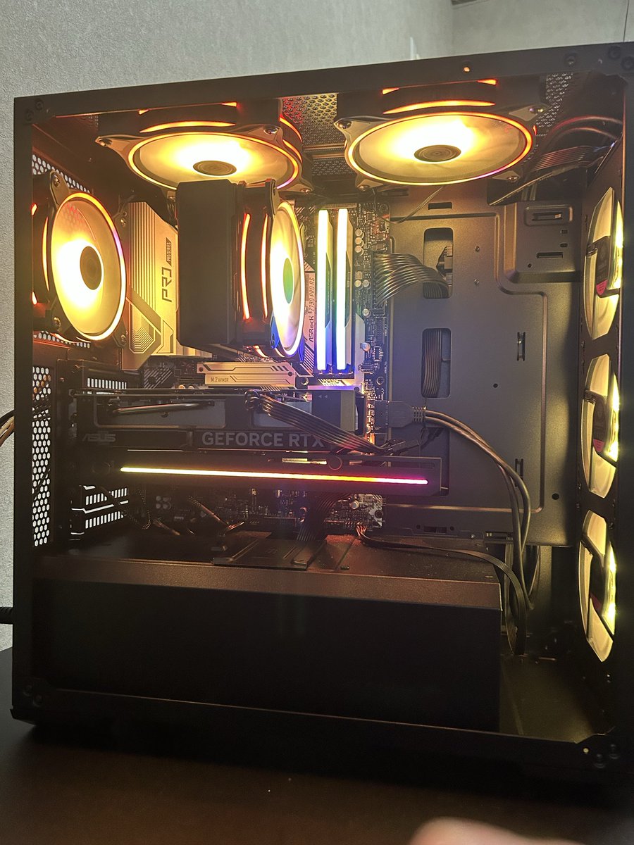 freedomgbvs's tweet photo. 買い替えの為買ってくださる方募集
3年前に組みました
Windows11HOME
グラボ　RTX4060
CPU CORE i5 13400F
マザボ　Z790 Pro RS
メモリ　Corsair CMH32G X5M2B5200C40W
電源　850W
SSD1TB HDD1TB
ケース　クーラーマスター
あとRGBファン後付けしてます
希望12万
フォロワーさんで希望者いればうれしい https://t.co/FS1K9I6McC