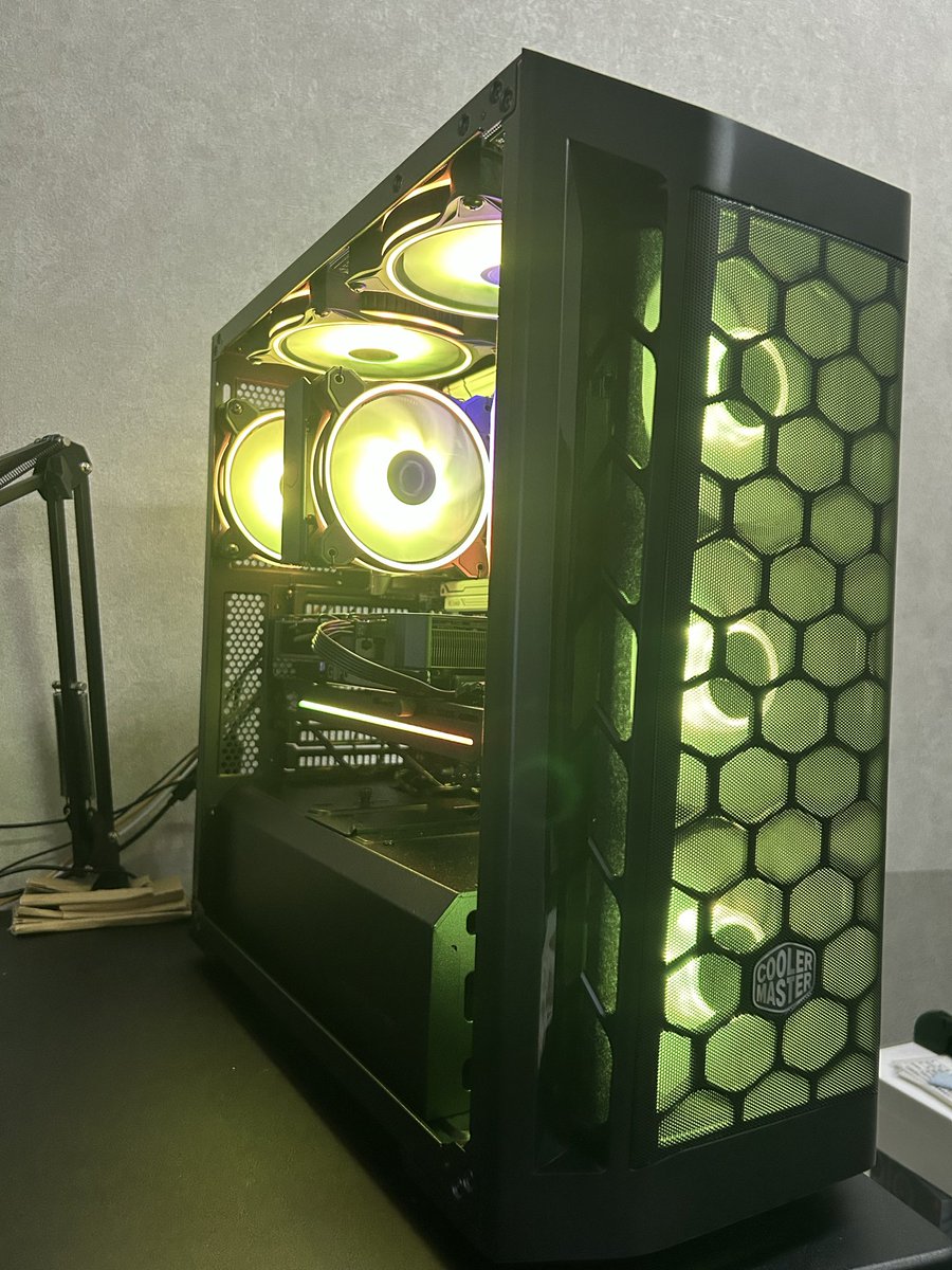 freedomgbvs's tweet photo. 買い替えの為買ってくださる方募集
3年前に組みました
Windows11HOME
グラボ　RTX4060
CPU CORE i5 13400F
マザボ　Z790 Pro RS
メモリ　Corsair CMH32G X5M2B5200C40W
電源　850W
SSD1TB HDD1TB
ケース　クーラーマスター
あとRGBファン後付けしてます
希望12万
フォロワーさんで希望者いればうれしい https://t.co/FS1K9I6McC