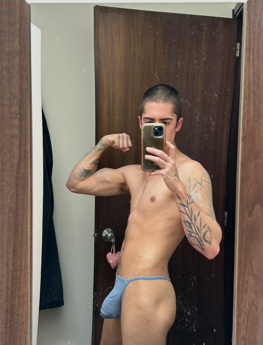 WeyDeAzuul's tweet photo. Too late for biceptember? 😓 https://t.co/AuIPSrRyRQ