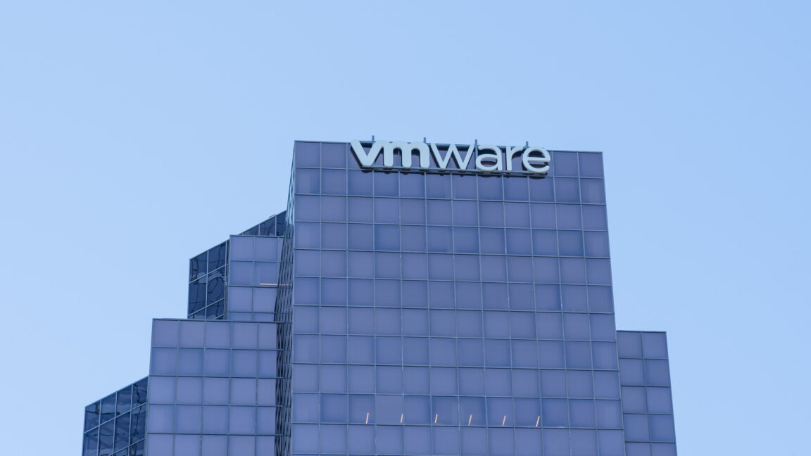TheCyberSecHub's tweet photo. Licensing costs driving 90 percent of VMware users to explore options: Survey arstechnica.com/information-technology/2026/10/operational-complexity-a-top-barrier-for-vmware-migrations-survey/ #cybersecurity #computerscience #computerengineering https://t.co/YWrc9kAHvM