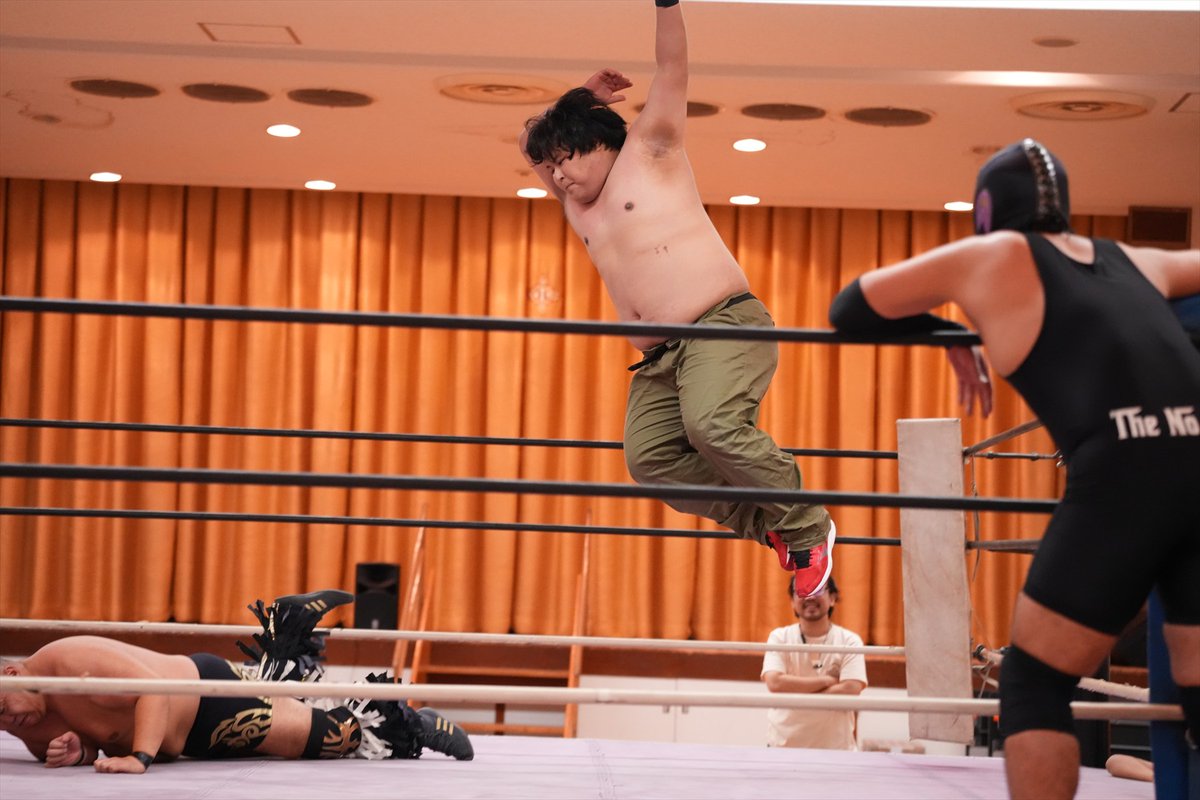 Namjunkzone's tweet photo. ハミ選手のチョップに耐える牛久選手。カウンターのクロスボディからダイビングエルボーを放つもかわされる。
#RAW94 https://t.co/jFGkCVF0W8