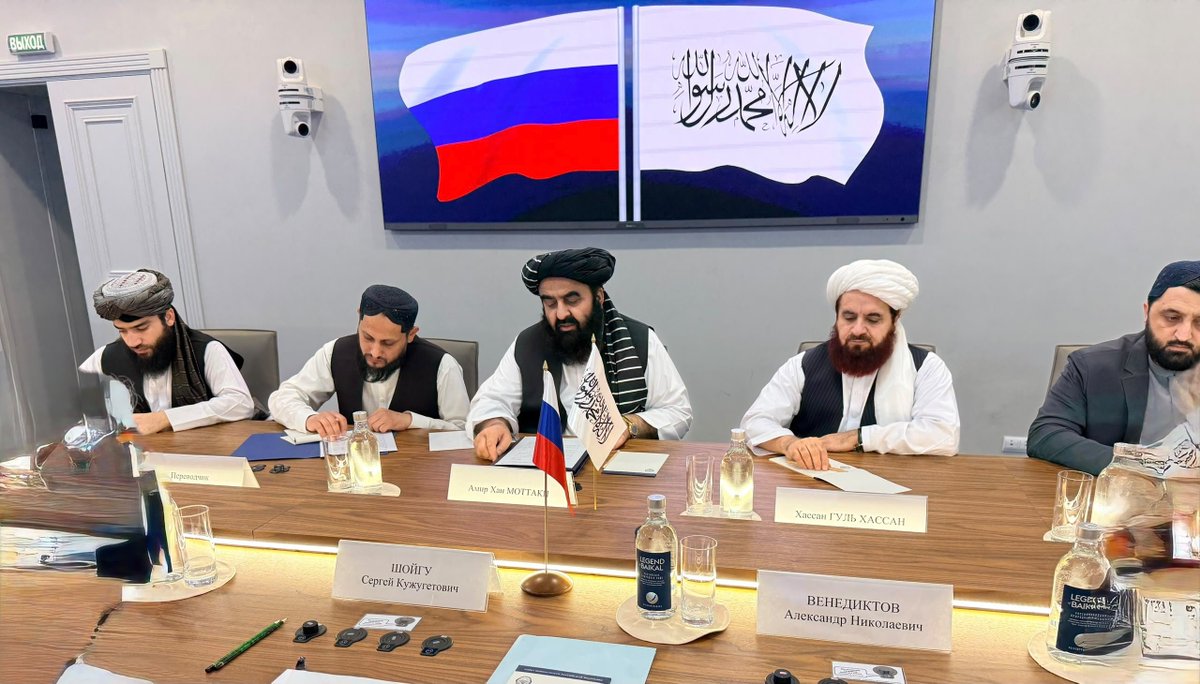 ZiaAhmadtkl's tweet photo. د ا.ا.ا د بهرنیو چارو وزیر مولوي امیر خان متقي د روسیې د امنیت شورا له منشي ښاغلي سرګي شویګو سره وکتل.

په دې لیدنه کې د افغانستان او روسیې د اړیکو، سیمه‌ییز امنیت، د نشه‌يي توکو پر وړاندې د مبارزې، او د دواړو هېوادونو ترمنځ د امنیتي همکاریو په اړه خبرې وشوې.

د هیواد د بهرنیو چارو وزیر د افغانستان او روسیې ترمنځ د سیاسي اړیکو د مثبت بهیر یادونه وکړه او د افغانستان د اسلامي امارت د رسمیت پېژندنې له امله یې د روسیې له رهبرۍ مننه وکړه. نوموړي د امنیتي همکاریو، منظمو مشورو د لا پیاوړتیا ترڅنګ، د اقتصادي او سوداګریزو اړیکو د پراختیا پر اهمیت هم ټینګار وکړ.

نوموړي څرګنده کړه چې افغانستان د سیمه‌ییز امنیت او نشه‌يي توکو د مخنیوي په برخه کې خپلو هڅو ته دوام ورکوي او له سیمه‌ییزو هېوادونو سره د مستقیمو تماسونو او عملي همکاریو له لارې د اړیکو د پراختیا ملاتړ کوي.

ښاغلي شویګو وویل چې د افغانستان او روسیې اړیکې په بېلابېلو برخو کې د پراختیا په حال کې دي. نوموړي د امنیت او نشه‌يي توکو د مخنیوي په برخه کې د افغانستان د وضعیت د مدیریت مثبته یادونه وکړه.
د روسیې د امنیت شورا منشي ټینګار وکړ چې د دواړو هېوادونو ترمنځ به سیاسي مشورو او عملي همکاریو ته دوام ورکړل شي.