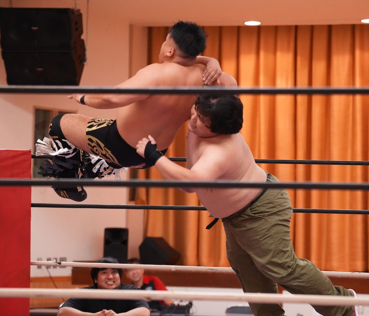 Namjunkzone's tweet photo. 牛久選手はハミ選手にフルネルソンバスター。
藪木選手もノーネーム選手にフィッシャーマンで応戦するが、ペースを掴ませないノーネーム選手。
#RAW94 https://t.co/ukbqC02VZK