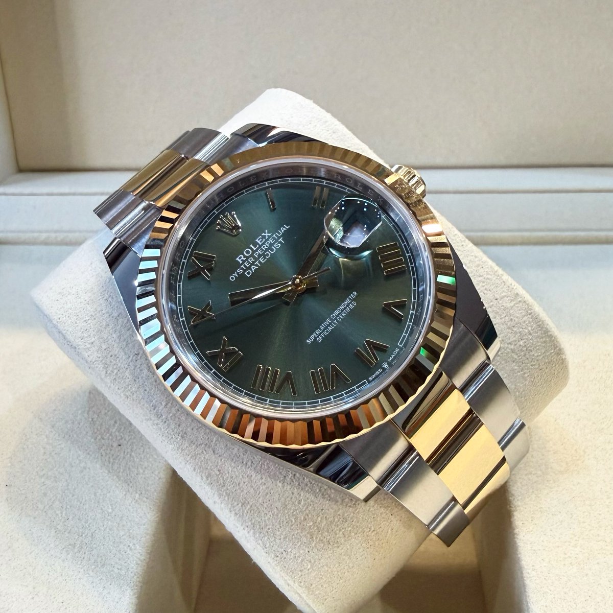 usedshop_wave's tweet photo. •
【デイトジャスト41•買取成立】
ROLEX デイトジャスト41 126333 オリーブグリーン 新品
・
デイトジャスト41 126333 オリーブグリーン文字盤をお買取させていただきました♪
また次回も是非よろしくお願いいたします。
・
ヴィンテージから新品までお探しのモデルがある方はお... https://t.co/MaZKhRabgl