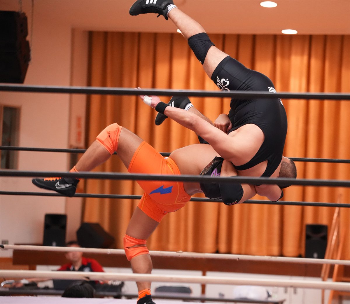Namjunkzone's tweet photo. 牛久選手はハミ選手にフルネルソンバスター。
藪木選手もノーネーム選手にフィッシャーマンで応戦するが、ペースを掴ませないノーネーム選手。
#RAW94 https://t.co/ukbqC02VZK