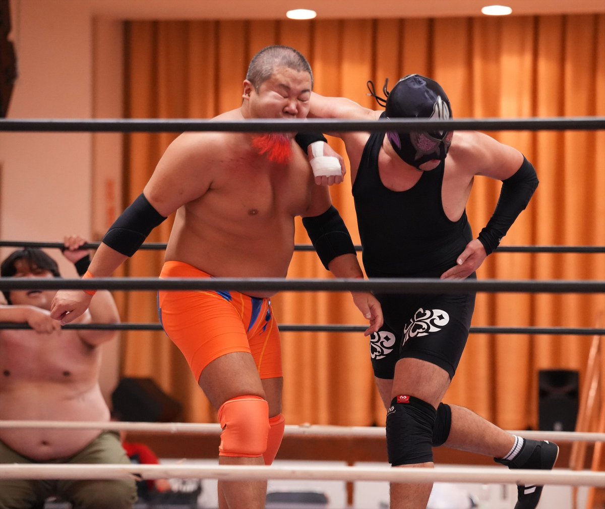 Namjunkzone's tweet photo. 牛久選手はハミ選手にフルネルソンバスター。
藪木選手もノーネーム選手にフィッシャーマンで応戦するが、ペースを掴ませないノーネーム選手。
#RAW94 https://t.co/ukbqC02VZK
