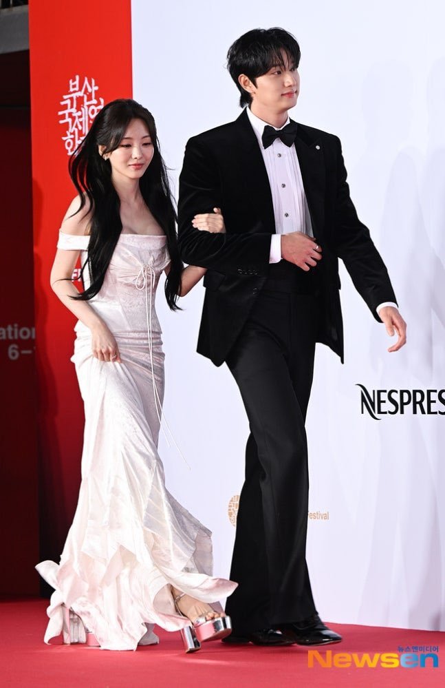 yiihyn's tweet photo. Forget the spotlight, I’m just happy I got to walk the BIFF red carpet with my favorite guy❤️ https://t.co/ekzSlvhnVd