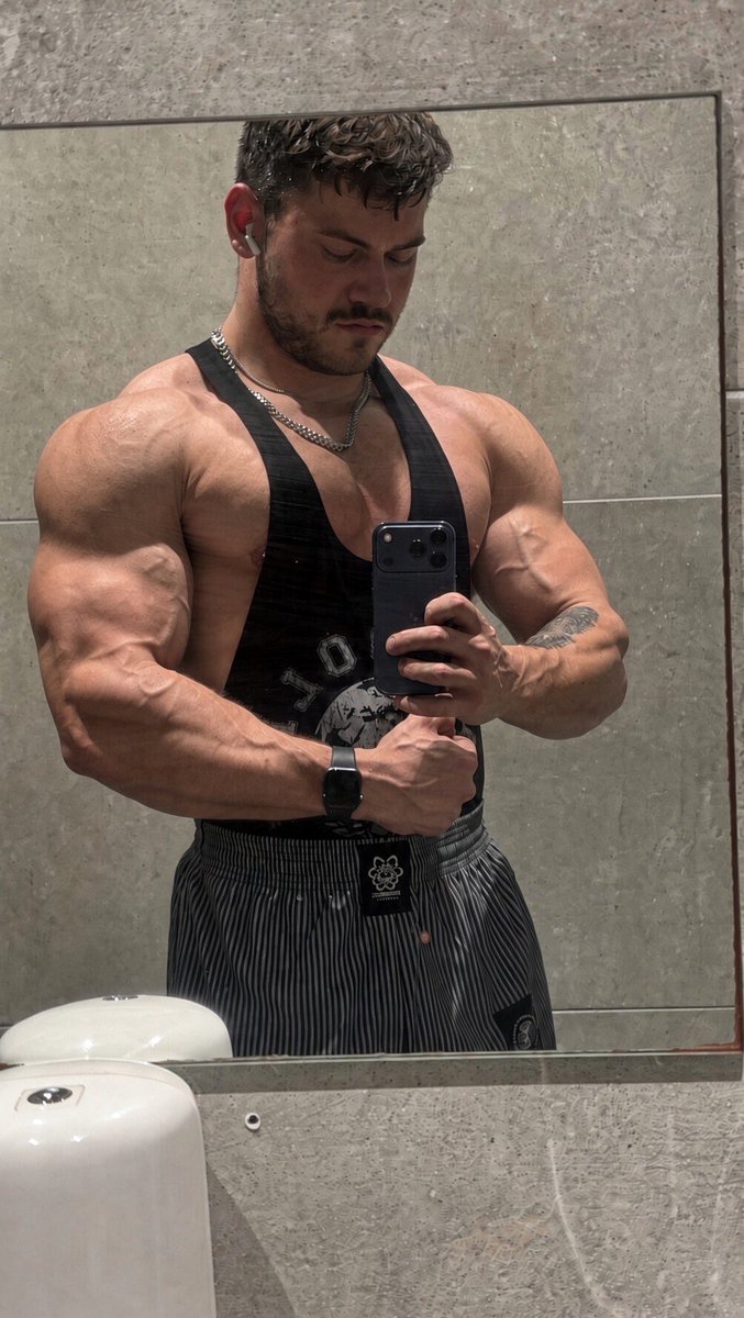 MancMuscleMan's tweet photo. I’m bigger then your boyfriend https://t.co/tnb00q72eU