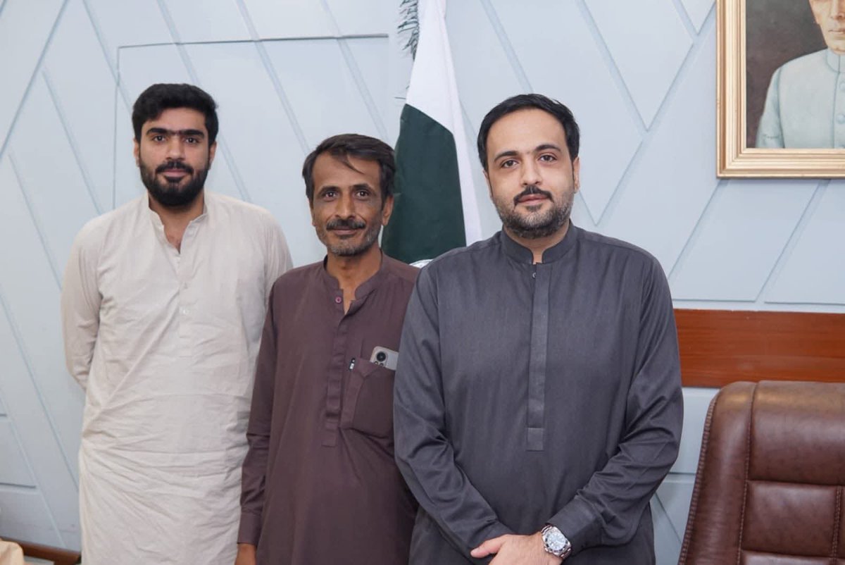 bashirnichari1's tweet photo. چیف سردار @BabaUmranii کو دل کی گہرائیوں سے سالگرہ مبارک 🌷🎂
اللہ تعالیٰ آپ کی زندگی کو خوشیوں، کامیابیوں، عزت اور بے شمار برکتوں سے بھر دے۔ دعا ہے ہر آنے والا سال آپ کے لیے نئی خوشیاں اور کامیابیاں لے کر آئے۔ ہمیشہ خوش و سلامت رہیں۔ ❤️🌸 https://t.co/8KOARmpogW