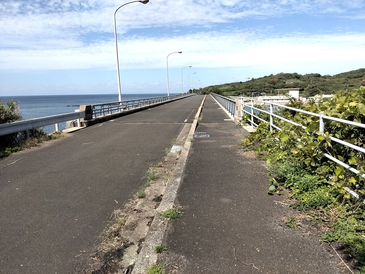 ab_qma9's tweet photo. 1999年に架橋された珊瑚大橋で、歩いて次の島へ。思えば本土まで繋がっている訳でもない、島と島の間を結ぶだけの橋って珍しい気がしますね　離島クラスタでたびたび話題になる、沖縄県の伊平屋・���是名架橋も夢物語では無いのかもしれません
#長島
#大島
#熊Q202609壱岐渡良三島 https://t.co/mngs9jN9l1