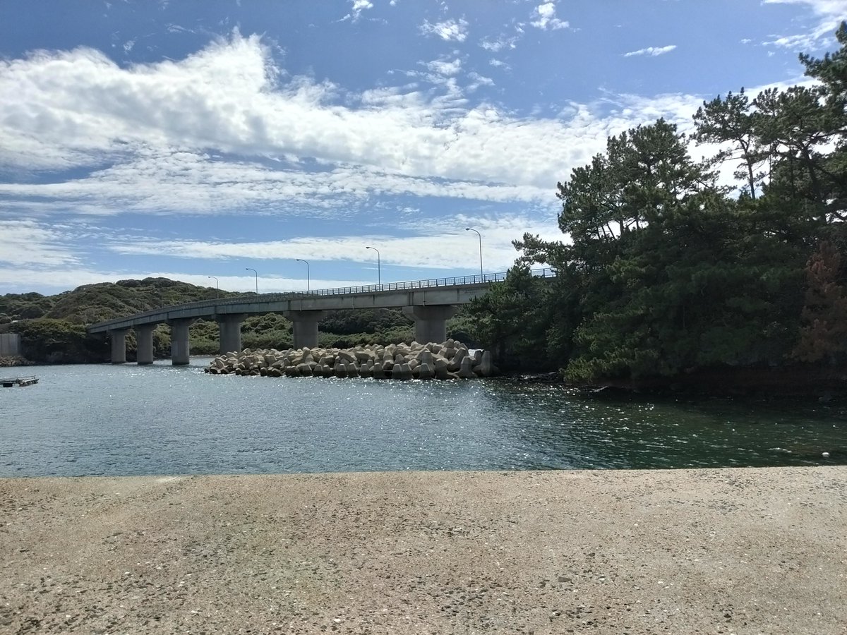 ab_qma9's tweet photo. 1999年に架橋された珊瑚大橋で、歩いて次の島へ。思えば本土まで繋がっている訳でもない、島と島の間を結ぶだけの橋って珍しい気がしますね　離島クラスタでたびたび話題になる、沖縄県の伊平屋・���是名架橋も夢物語では無いのかもしれません
#長島
#大島
#熊Q202609壱岐渡良三島 https://t.co/mngs9jN9l1